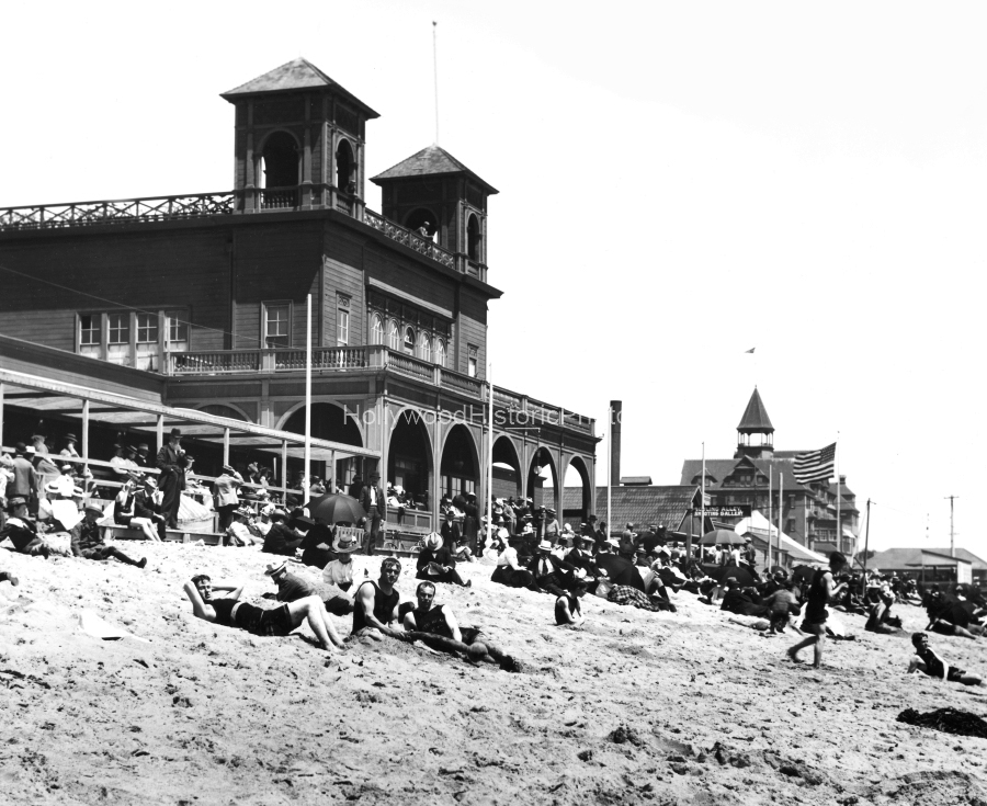 Santa Monica Bath House 1901.jpg